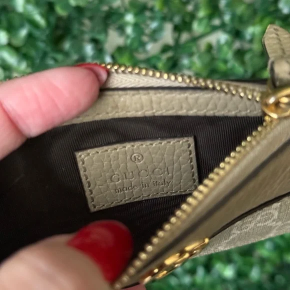 Gucci Beige Card Holder with Gold Logo - Picture 6 of 6